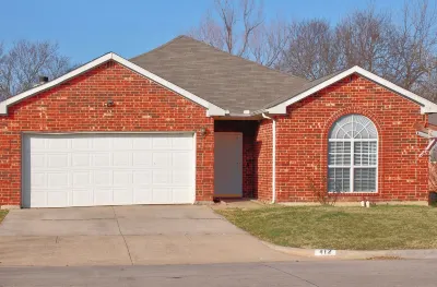 A fully furnished home within walking distance of downtown Mansfield Hotels in der Nähe von Hardy Allmon Soccer Complex