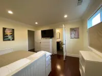 Luxury Carbon Neutral 4-Suite Home w/ Pool, Laundry Hotels in Campbell