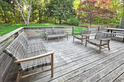 Traverse City - West Bayshore Retreat - 100’ of Private Beach - Luxurious House Hotels near DeYoung Natural Area