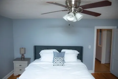 Cozy 2 bedroom home located minutes from downtown Отели рядом с достопримечательностью «Арт-галерея Йельского университета»