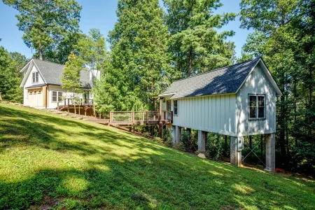 Tree-Top 1-Bed Cottage, 3.5 miles to Downtown Hendersonville