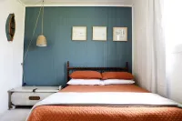 Lakeside cottage, water access + pet friendly