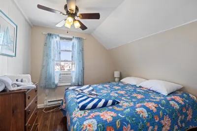 Steps to Hampton Beach and all entertainment! 4 bedrooms, pet friendly! Hotels in Hampton Beach