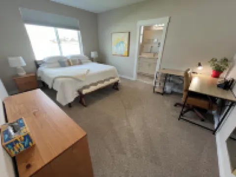 Modern Spacious Family Home w/ Hot Tub & Fire Pit