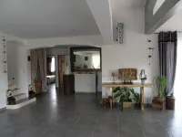4 Bedroom Villa in Istres فنادق في Istres