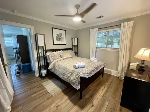 Spanish Moss Cottage: pet friendly getaway on the beautiful Spanish Moss Trail!