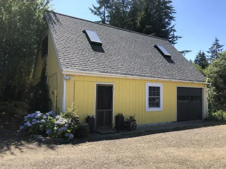 Charming Vashon Island Cottage - Just 3 minutes from the ferry. Отели рядом с достопримечательностью «Lavender Hills Farm»