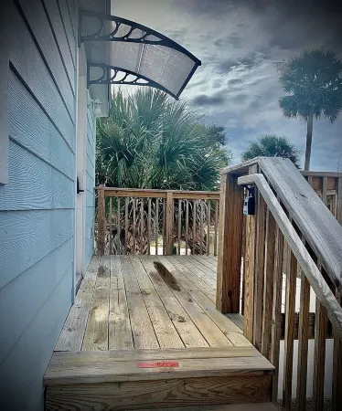 across the street from Ocean Center& walking distanceto BEACH Отели рядом с достопримечательностью «Университет Бетун-Кукман»