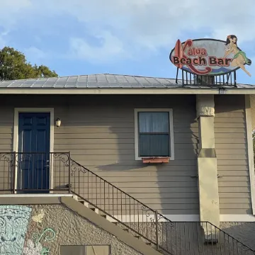 Kalua Lake Loft ! 1 Bedroom - 1.5 Bath Overlooking Lake Dora