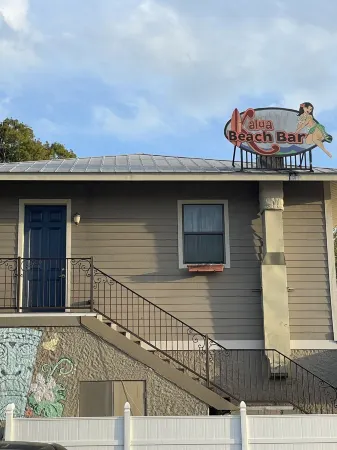 Kalua Lake Loft - NEW!   1 Bedroom / 1.5 Bath Overlooking Lake Dora