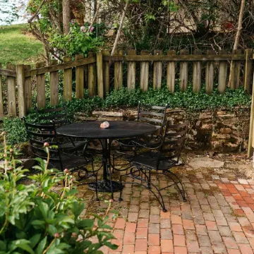 Cozy Riverview Cottage. 5 minute walk to downtown