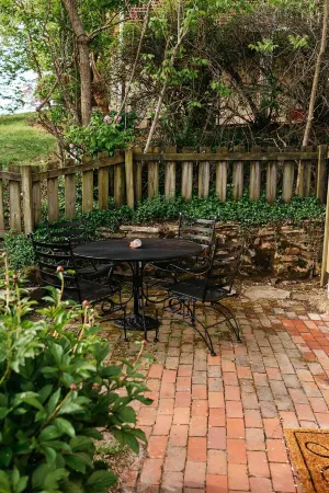 Cozy Riverview Cottage. 5 minute walk to downtown