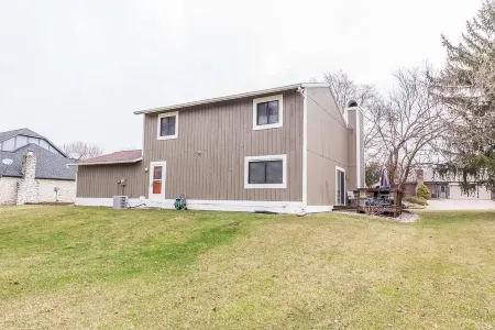 Enjoy a stylish/artsy experience at this centrally-located Fishers Indiana home Отели в г. Фишерс