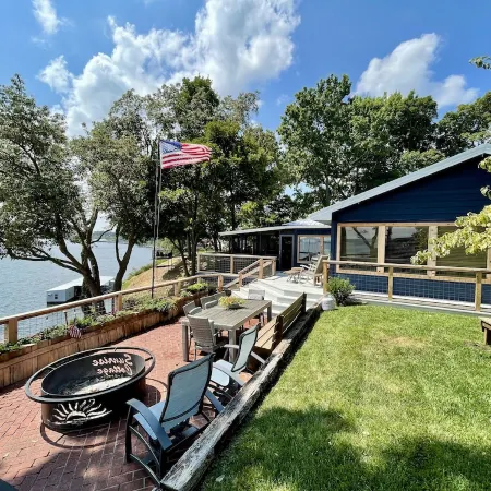"Sunrise Cottage" Beautiful Lakefront Panoramic View W/ Hot Tub and Boat Dock