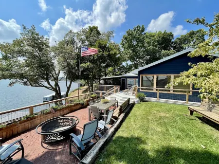 "Sunrise Cottage" Beautiful Lakefront Panoramic View W/ Hot Tub and Boat Dock