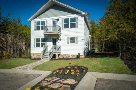 Hot-tub+Game Room+Screened In Back Deck with Fireplace+Walk to DT Helen