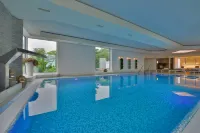 Best Western Premier Parkhotel Kronsberg - Pools