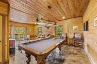 STUNNING mountain views facing sunset, hot tub, 3 king bedrooms + attached baths