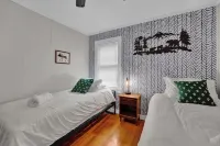 New Pocono Getaway:3-Tier Theater, Hot Tub, Fire pit, Pool Table.Near Lake Naomi