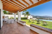 Villa Las Arenas with private heated pool