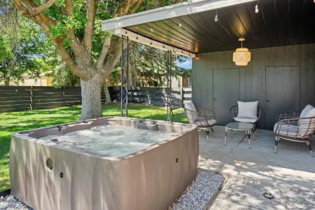 Hot Tub ~ Media Room ~ Game Room ~ USU .4 miles