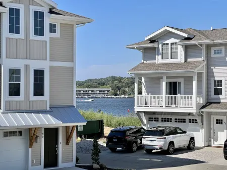 HOT TUB - Saugatuck/Douglas, Kalamazoo Lake Luxury Home - Sleeps 8 Отели в г. Дуглас