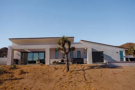 Charming Joshua Tree villa, Pool,Spa, Arcade-Game-Theatre Room, Mins to JT park!