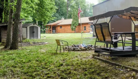 Cozy 1-bedroom log home in scenic rural Carroll County-Delphi Отели в г. Кэрролл