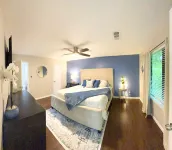 NEW! King Bed - Near ATL - Huge Backyard W/Deck - PETS15% off between 1/1-1/31 카터 오크 크로싱 주변 호텔