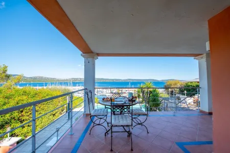 100m from the port: 12-person villa, breathtaking sea view, infinity pool