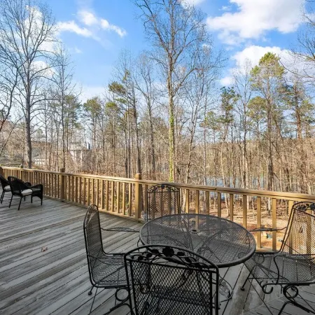 Log Cabin with Big Deck Energy on Lake Lanier, fire pit and lake access