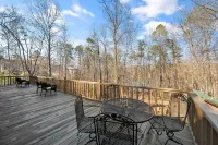 Log Cabin with Big Deck Energy on Lake Lanier, fire pit and lake access