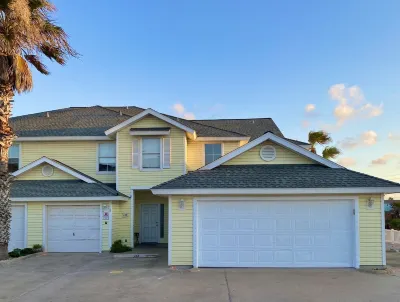 Spacious Seaside Townhome - Walk to the beach!