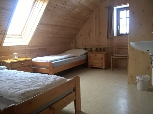 Former farmhouse in a quiet outskirts. Pets are welcome. Hotel a Aichhalden