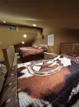 Cozy cabin that sleeps 6  with AC and WiFi on beautiful Palo Pinto lake..