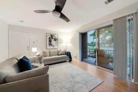 ♛The Broadway Special♛ - 2 Bd/1 Bath Smart-Condo! Отели в г. Ленсинг