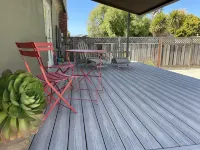 Upscale cottage: First block from the beach