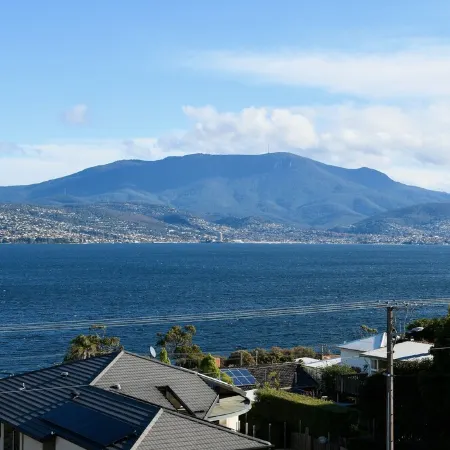 Huge luxurious Family home - Stunning Water Vista, 15 min from Hobart CBD
