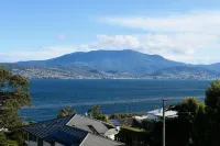 Huge luxurious Family home - Stunning Water Vista, 15 min from Hobart CBD - ติดทะเล