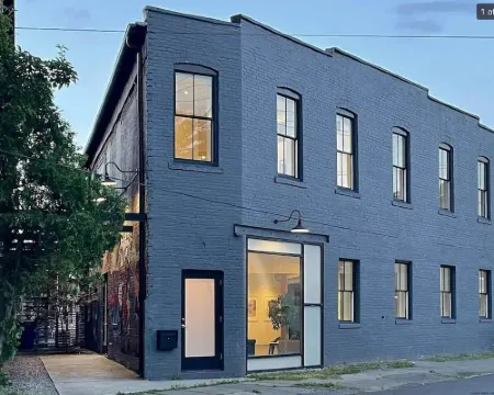 Artist's Loft steps from UPAC! キングストンのホテル