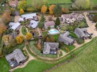 Honeysuckle lodge - sleeps 4/5 with wood burner and private hot tub Hotels in Cheddar