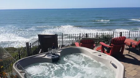 Beautiful Oceanfront Home, Gorgeous Views, jacuzzi, Deck and Patio! Best Value!