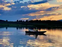 Comfortable Cabin, 33 Miles to Ynp. WiFi, Fire Pit, Hot Tub, Pickleball Court. - Hytter