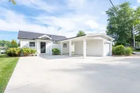 Phoebe’s Waterfront Lakehouse . Close to Mad River Mountain Skiing & Cranberry's Hotels in Stokes Township