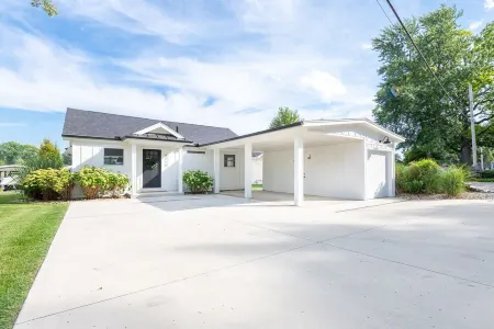 Phoebe’s Waterfront Lakehouse . Close to Mad River Mountain Skiing & Cranberry's