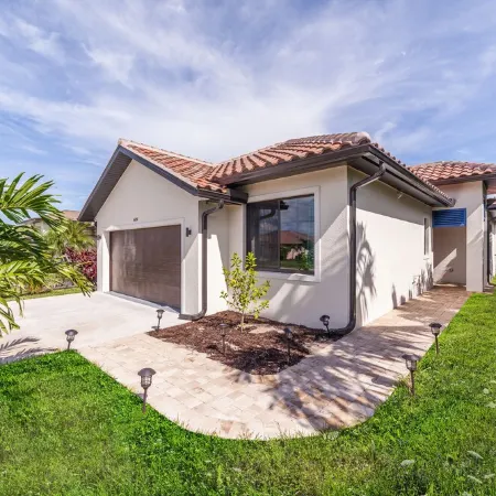 New, modern pool villa in Naples Park / 15 min. walk to the beach