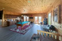 Prime Mountaintop Luxury Lodge, Spacious Outdoor Living. Amazing Views Sleeps 20