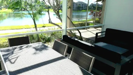POSHPADZ Villa Kokomo-Lake View Patio- Walk to Jupiter Beach Sleeps 6 Отели рядом с достопримечательностью «Uptown Art Jupiter»