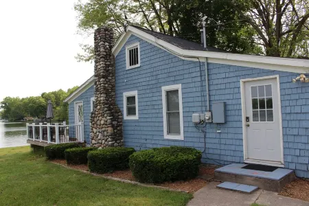 Quaint Cedar Shake Cottage. Stunning Views of Maple Lake. Pet-Friendly! Отели в г. По По