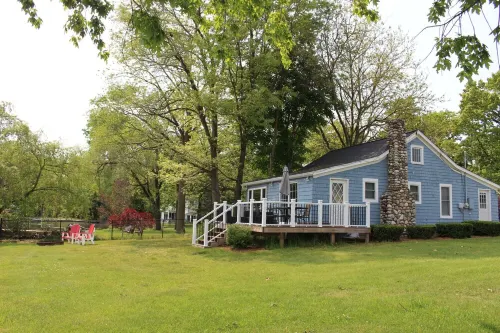 Quaint Cedar Shake Cottage. Stunning Views of Maple Lake. Pet-Friendly! Hotels in Paw Paw